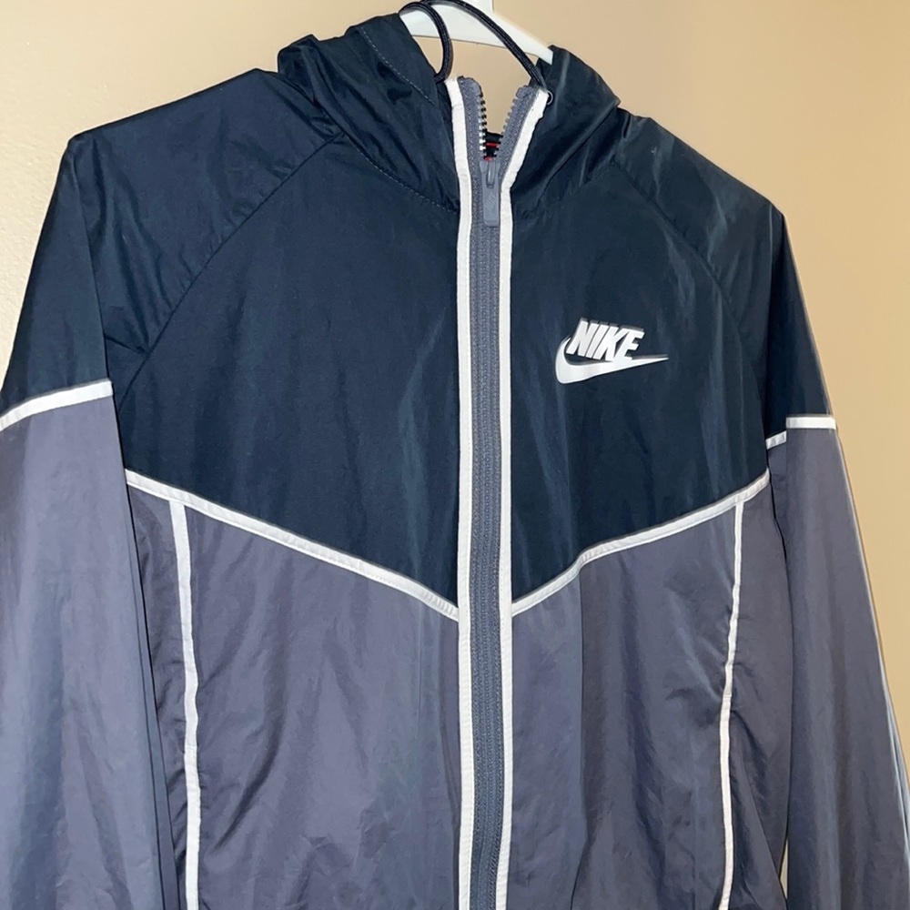 BLUE NIKE WINDBREAKER!! SIZE MEDIUM